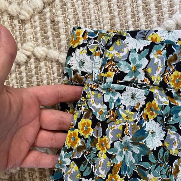 Floral stretchy pull on ankle pants - Picture 2 of 4